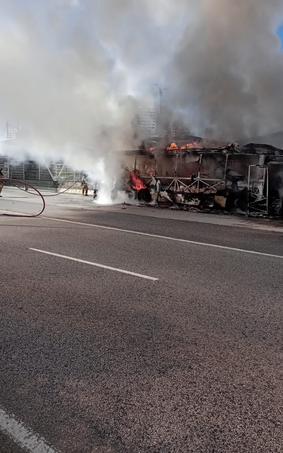 O ônibus do BRT pegou fogo na estação Salvador Allende - Marco Moreira/Agência O DIA