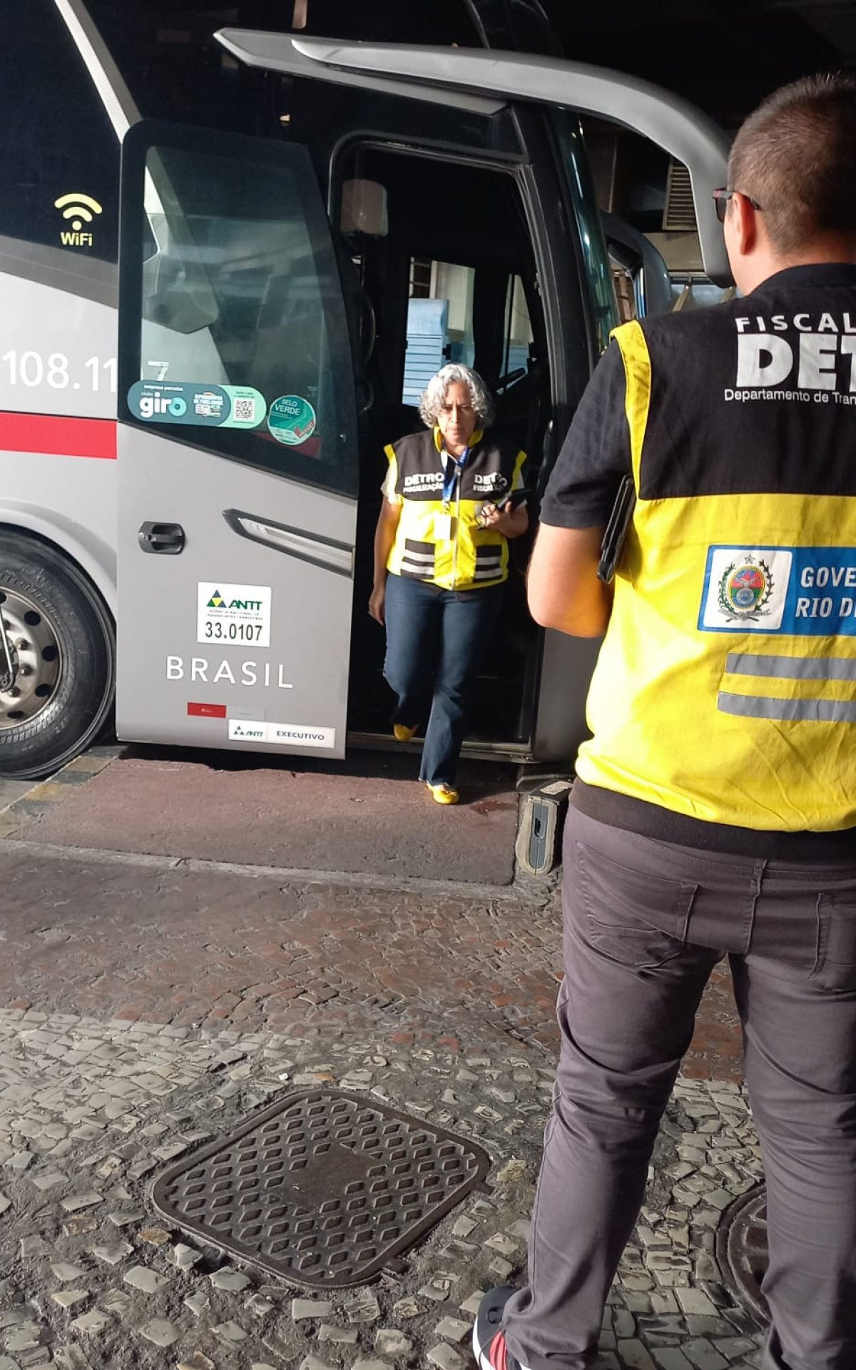 As equipes fiscalizaram 185 ônibus, sendo 17 deles autuados - Divulgação/Detro-RJ