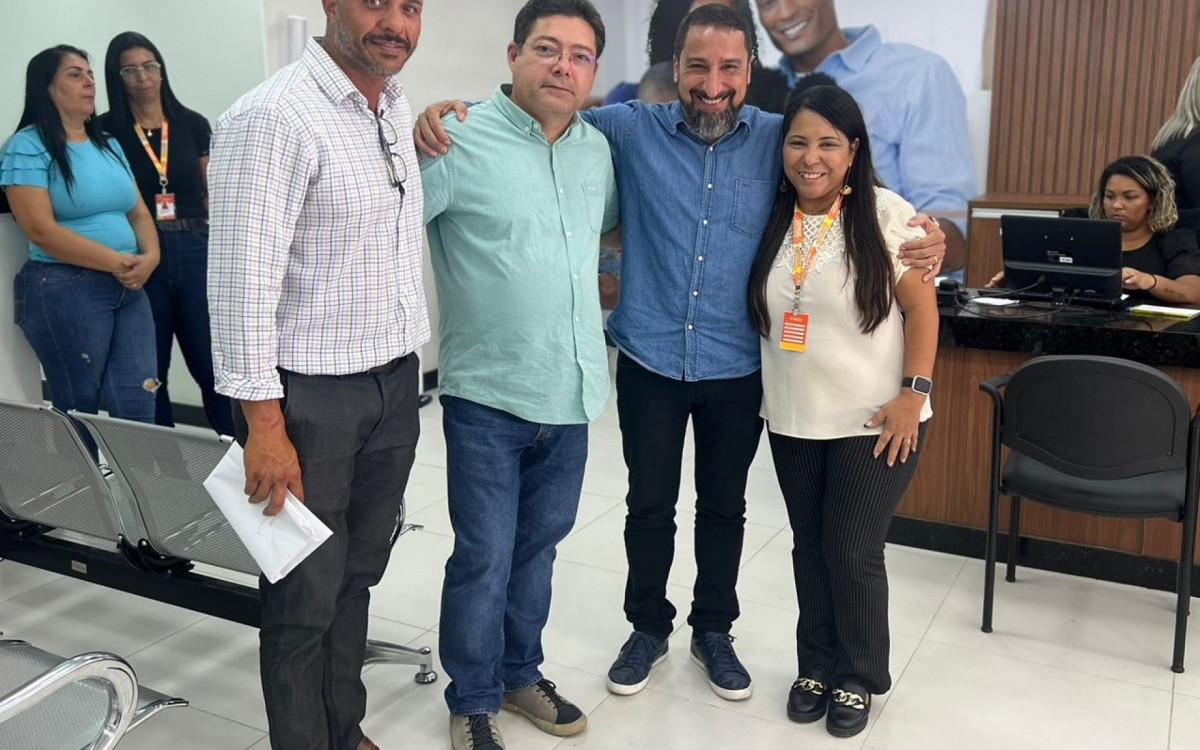 O secret&aacute;rio municipal de Sa&uacute;de (3&ordm; da esquerda para a direita) destacou a capacidade de atendimento