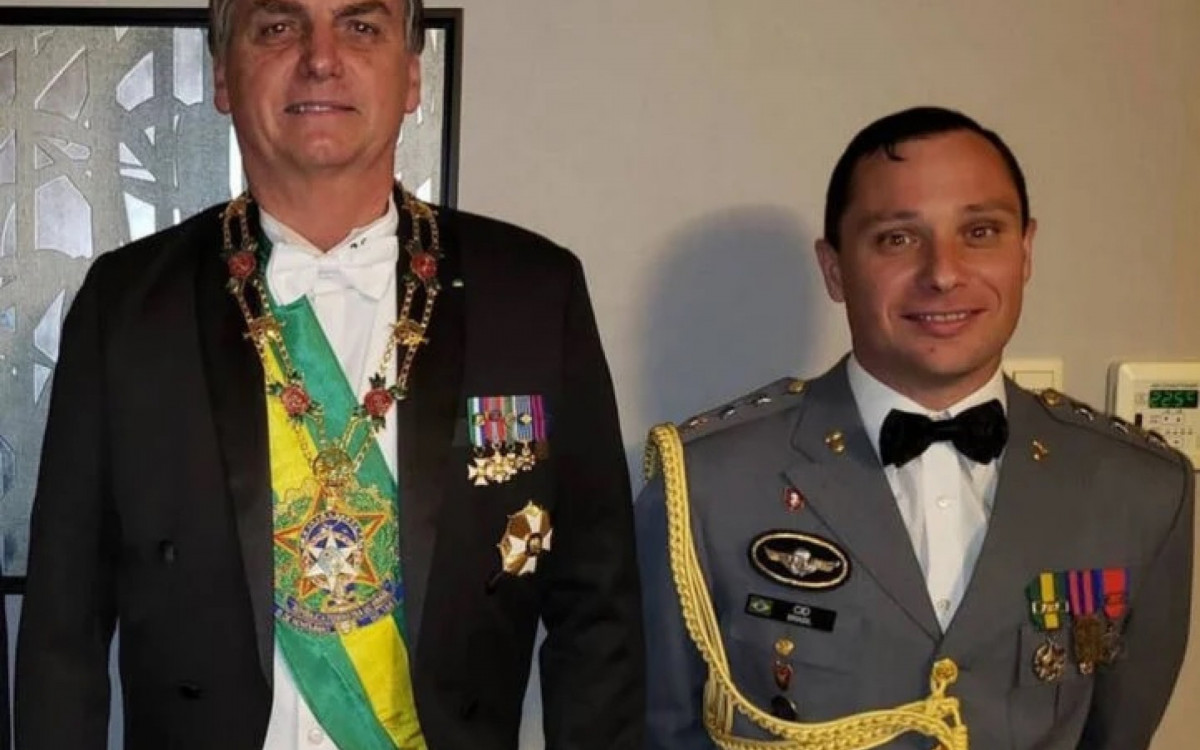 Jair Bolsonaro ao lado do tenente-coronel Mauro Cid Barbosa - Reprodu&ccedil;&atilde;o/Redes sociais