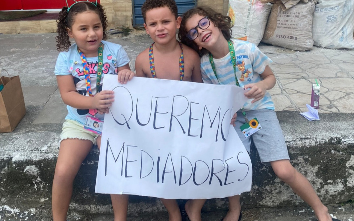 Os alunos com necessidades educacionais especiais de Nil&oacute;polis esperam pelos mediadores escolares