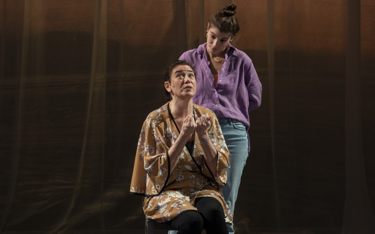 Giulia Bertolli e Lilia Cabral em cena de 'A Lista', peça que marca estreia da parceria entre mãe e filha - Divulgação/Priscila Prade