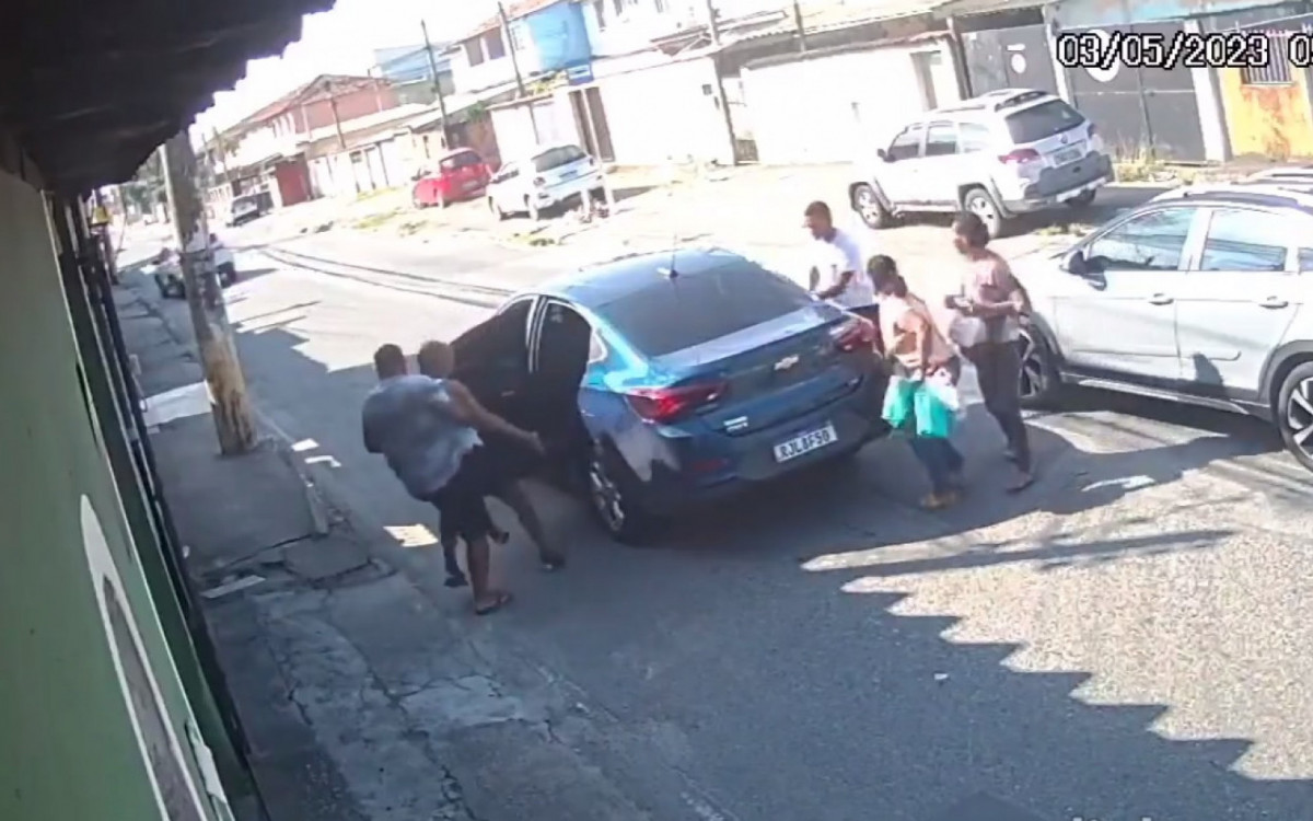 Vídeo mostra assalto a carro de família em Padre Miguel, na Zona Norte do Rio, na manhã desta quarta-feira (3)