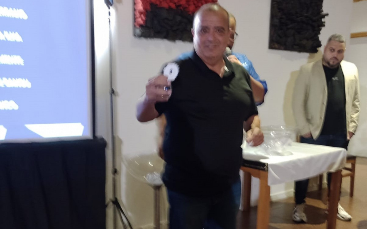 O presidente Reginaldo Gomes da Inocentes, sorteando o dia do desfile da agremia&ccedil;&atilde;o