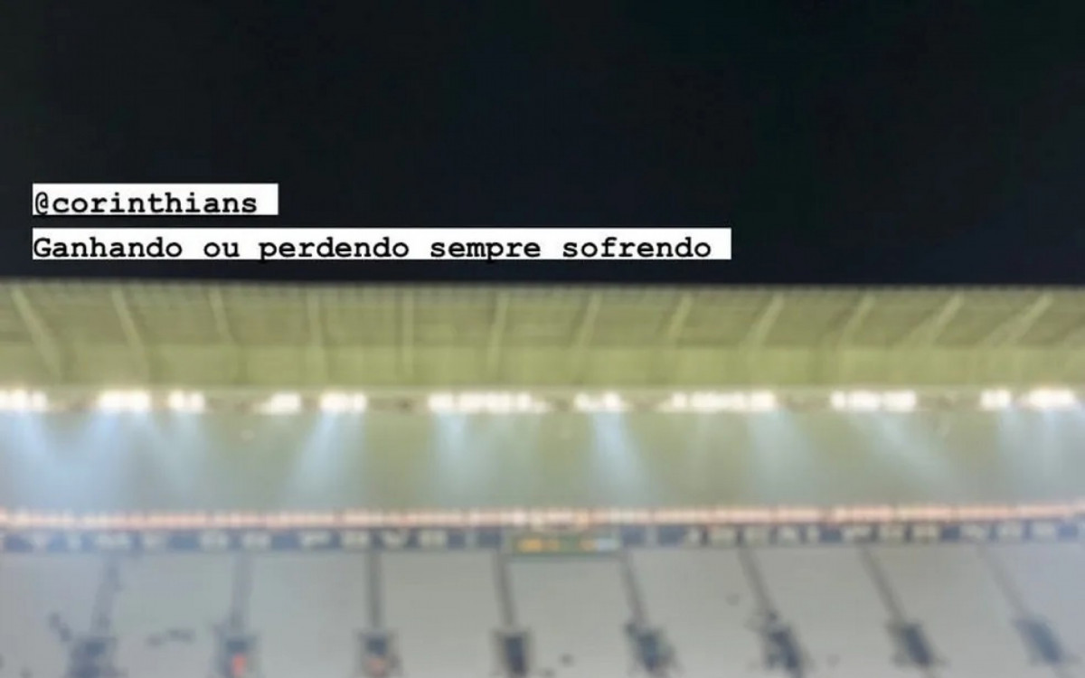 Ricardo Alface e Sarah Aline curtem partida de futebol juntinhos