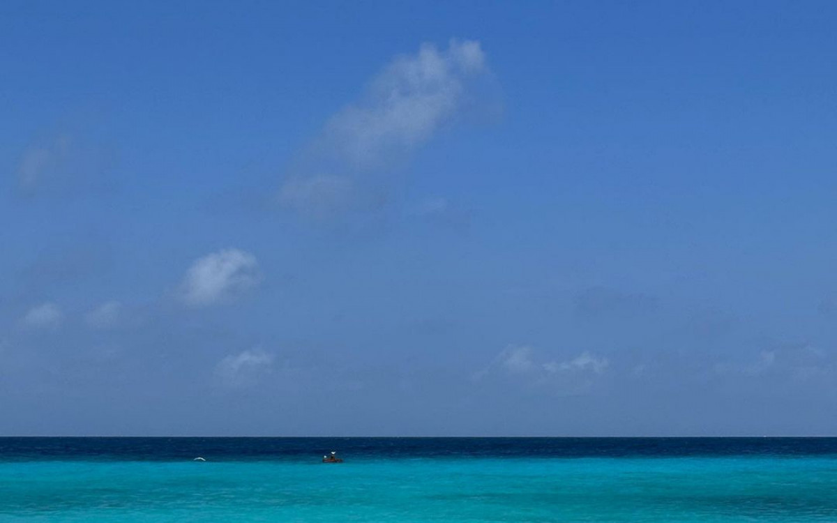 Sasha exibe as curvas na ilha de Cura&ccedil;ao, no Caribe