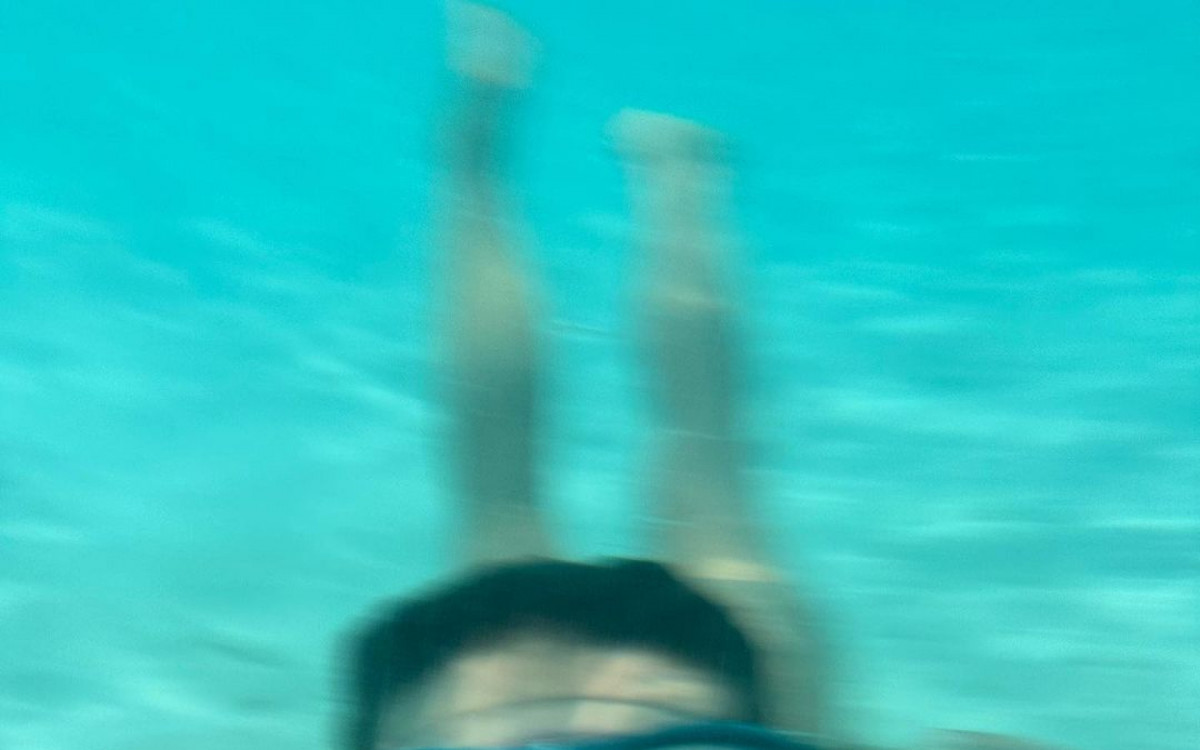 Sasha exibe as curvas na ilha de Cura&ccedil;ao, no Caribe