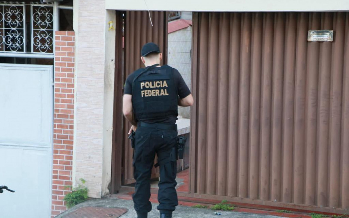 Agentes da PF cumpriram mandados de pris&atilde;o e busca e apreens&atilde;o em endere&ccedil;o do investigado em Hon&oacute;rio Gurgel