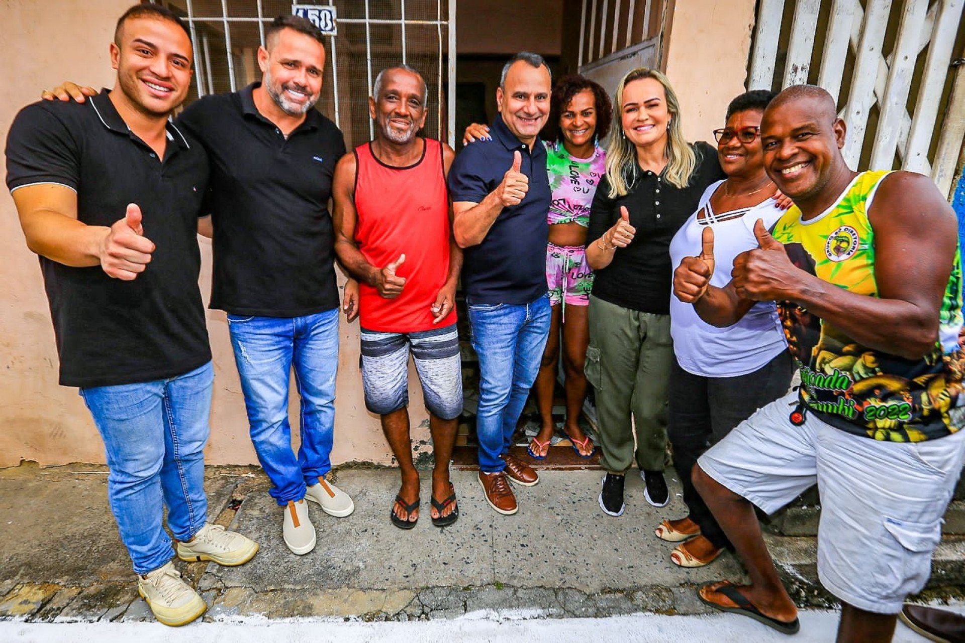 Prefeito Waguinho, Daniela Carneiro e lideranças políticas com moradores do bairro Areia Branca - Rafael Barreto / PMBR