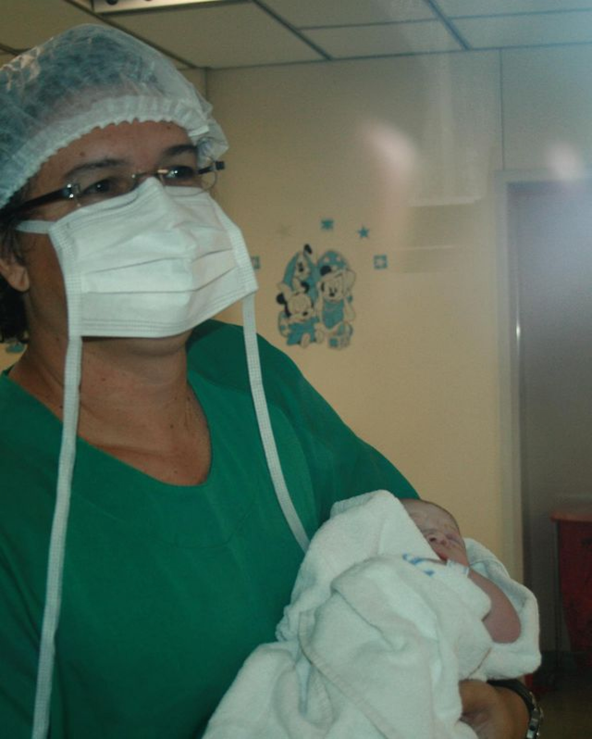 Boninho com sua filha caçula nos braços - Reprodução/Instagram