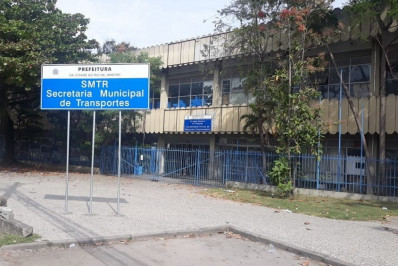 Profissional é escoltada para usar o banheiro em posto da prefeitura