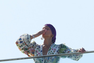 Alicia Keys acena para fãs em cobertura de hotel no Rio