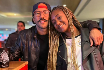 Ex-BBBs Ricardo Alface e Sarah Aline curtem jogo de futebol juntinhos