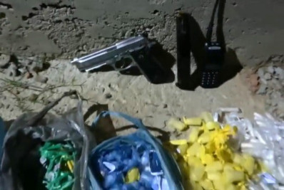 PM apreende grande quantidade de drogas e pistola com traficante preso em Belford Roxo