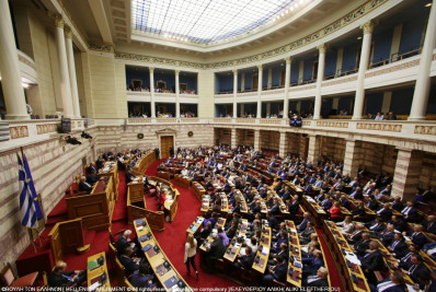 Justiça proíbe partido de origem neonazista de participar de eleições na Grécia