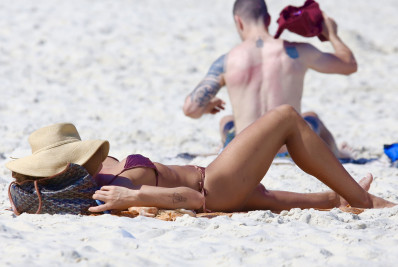 Grazi Massafera se bronzeia na Praia da Barra da Tijuca