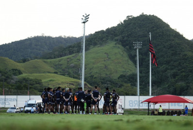 LDU usa CT do Flamengo para treinar antes do confronto com o Botafogo
