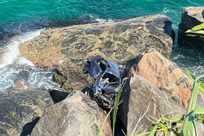 Vídeo: Motorista morre após carro cair de ribanceira em Grumari