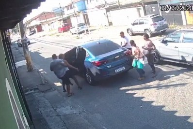 Vídeo: idoso fisicamente debilitado é retirado às pressas de carro em assalto na Zona Oeste
