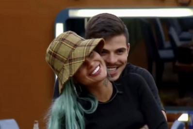 Thomaz Costa aparece em chamada de vídeo com Tati Zaqui após término anunciado pela cantora