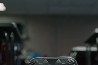 Internautas reagem ao novo clipe de Harry Styles: 'Chorando'