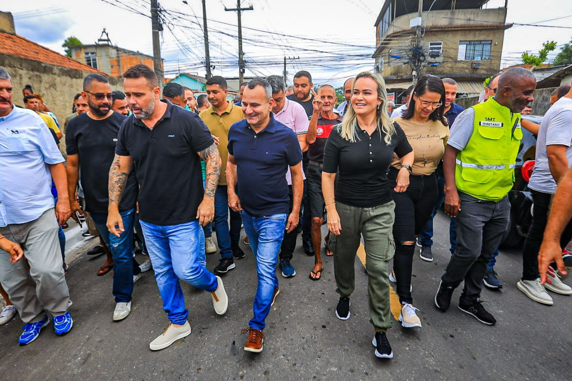 Waguinho e Daniela Carneiro percorreram as ruas que foram entregues em Areia Branca - Rafael Barreto / PMBR