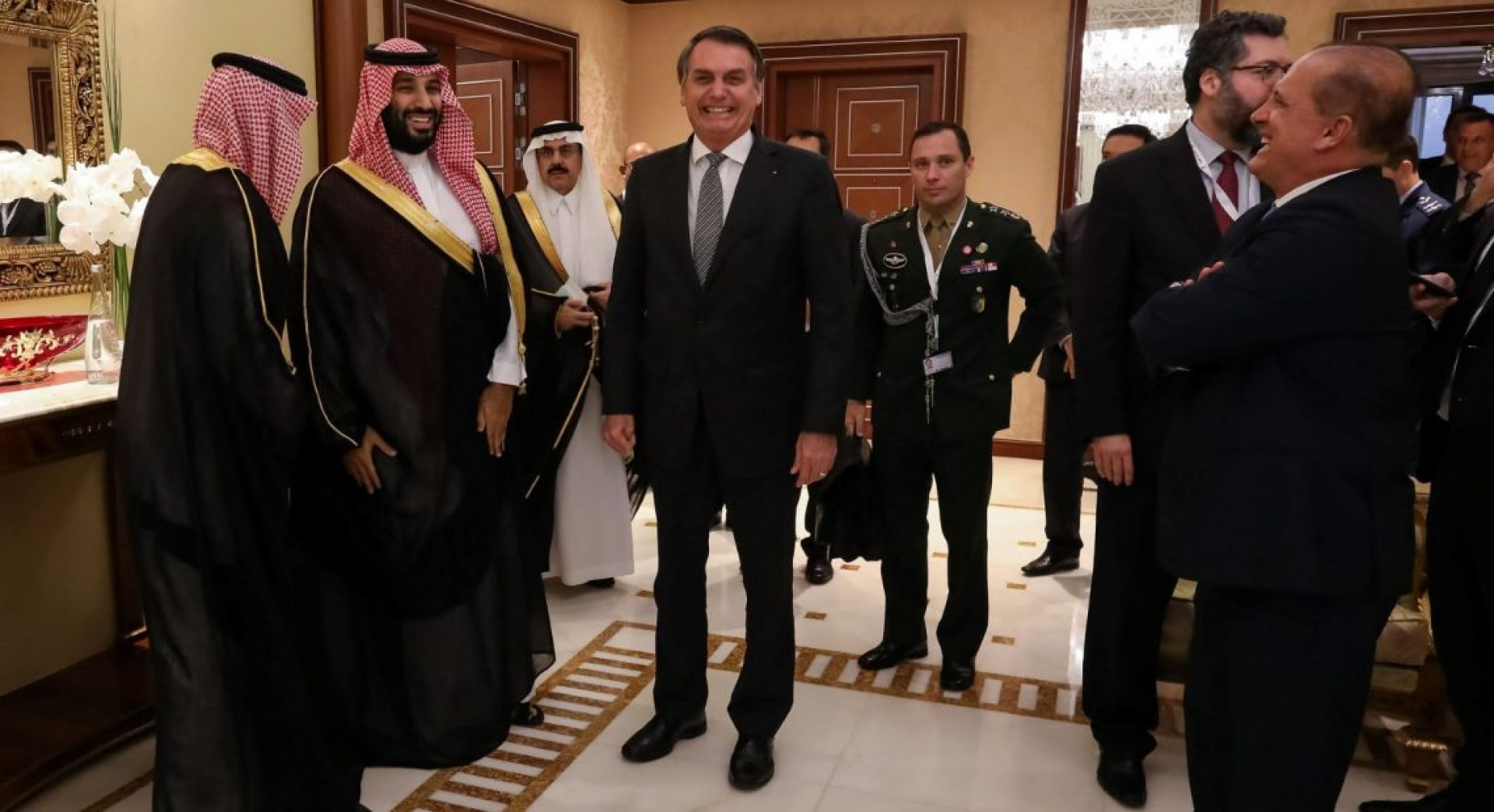 Mauro Cid, de farda verde e segurando uma valeta, acompanha Bolsonaro em viagem a Arábia Saudita - José Dias/PR
