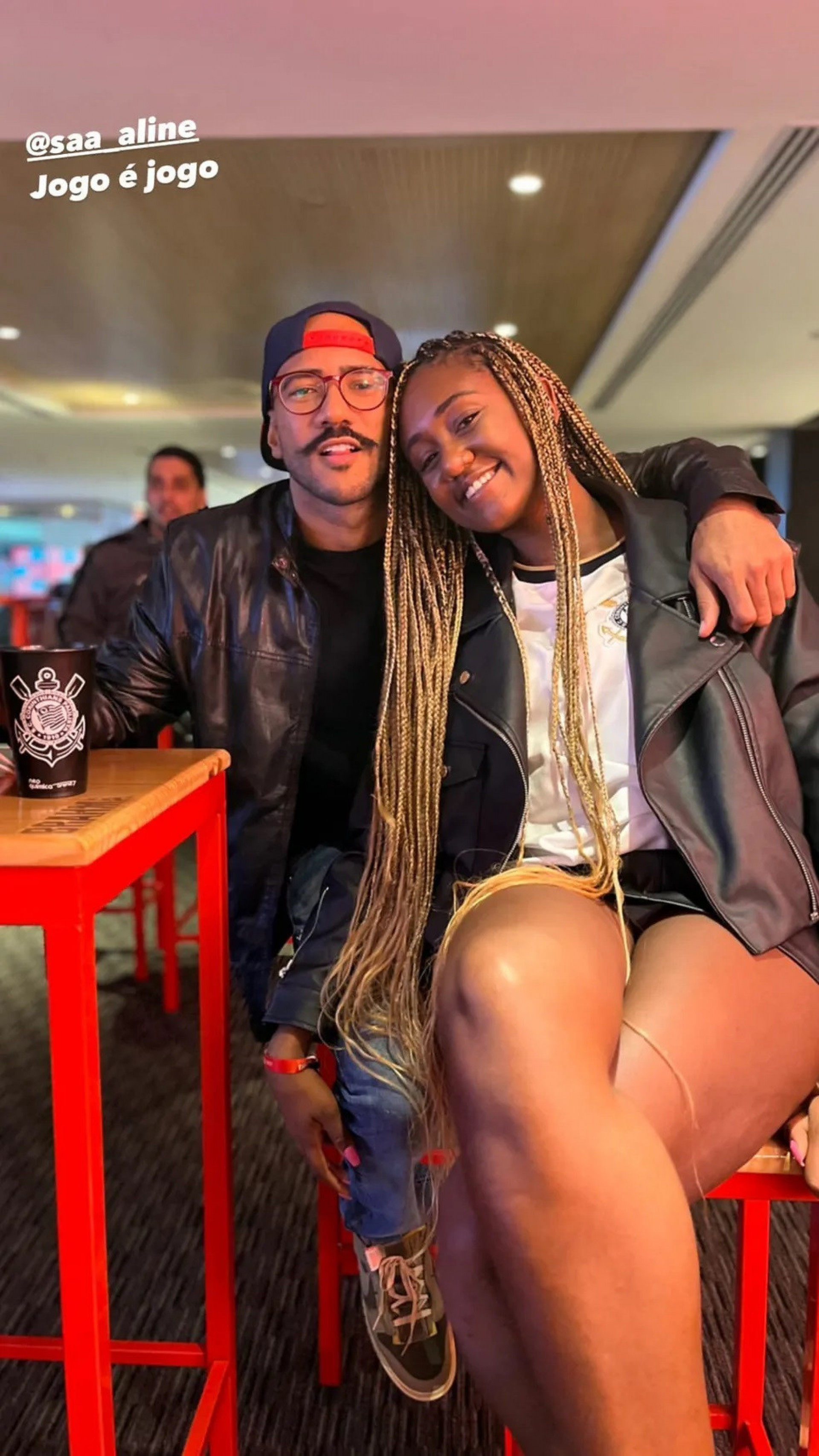 Ricardo Alface e Sarah Aline curtem partida de futebol juntinhos - Reprodução Internet