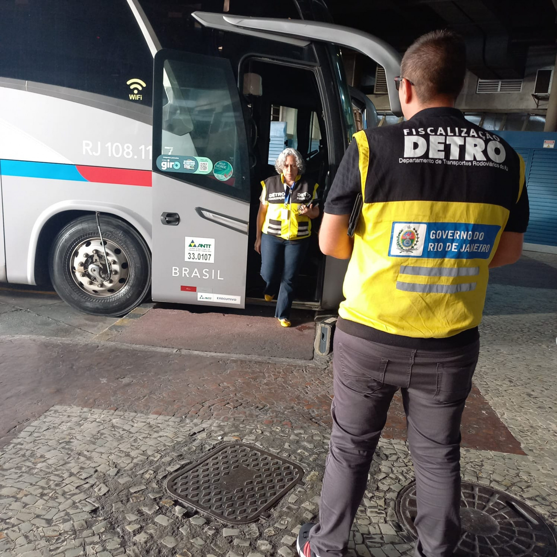 As equipes fiscalizaram 185 &ocirc;nibus, sendo 17 deles autuados