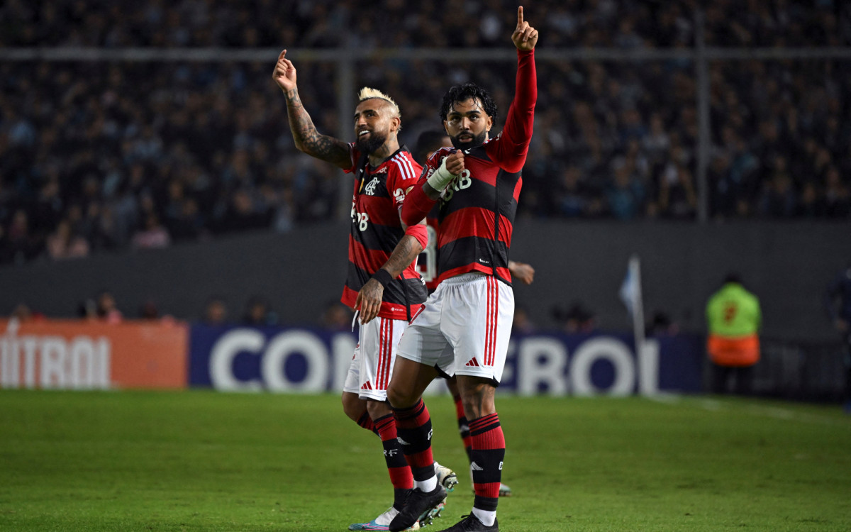 Flamengo's forward Gabriel Barbosa celebrates with Flamengo's Argentine coach Jorge Sampaoli after scoring against Racing during the Copa Libertadores group stage first leg football match between Argentina's Racing and Brazil's Flamengo, at the Presidente Juan Domingo Peron stadium, in Buenos Aires, on May 4, 2023.
Luis ROBAYO / AFP