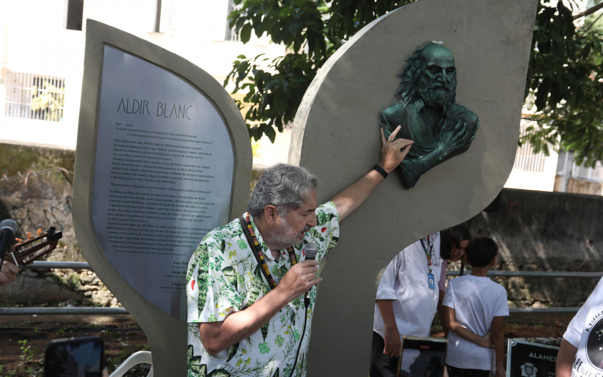 Busto do compositor Aldir Blanc é inaugurado na Tijuca, com show do músico Moacyr Luz. - Pedro Ivo/ Agência O Dia