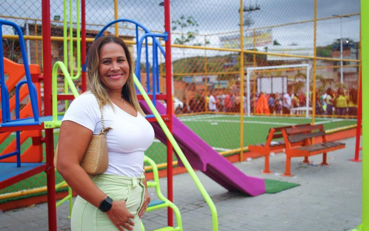 Filha de Elza, Daniele destacou que a hist&oacute;ria da m&atilde;e est&aacute; eternizada com a inaugura&ccedil;&atilde;o da pra&ccedil;a