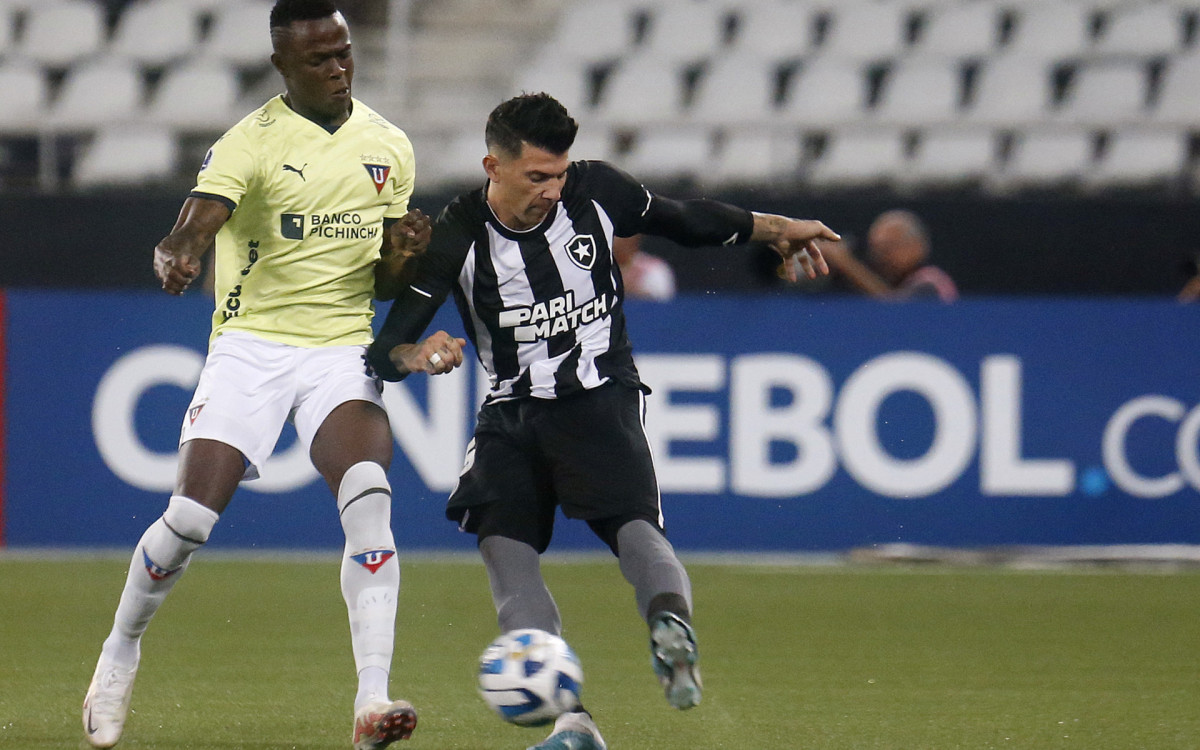 Victor Cuesta, zagueiro do Botafogo, em a&ccedil;&atilde;o no duelo com a LDU