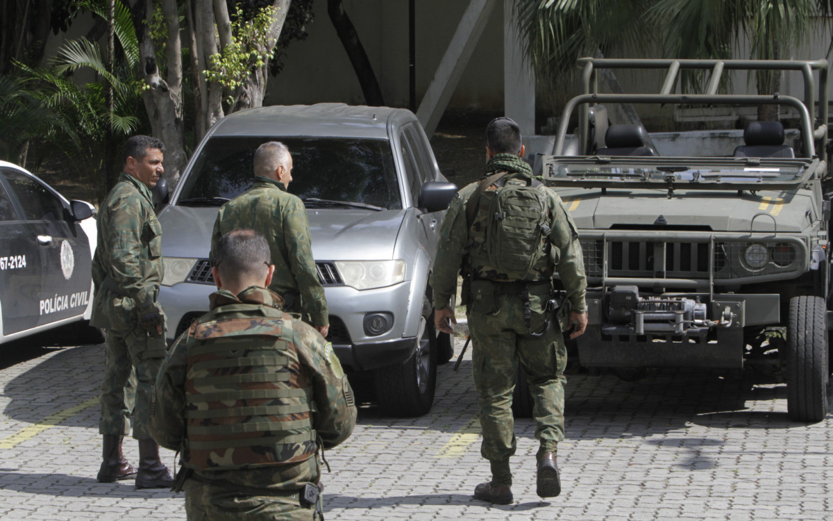 Opera&ccedil;&atilde;o da Pol&iacute;cia Civil e Fuzileiros Navais, na favela do Castelar, em Belford Roxo.