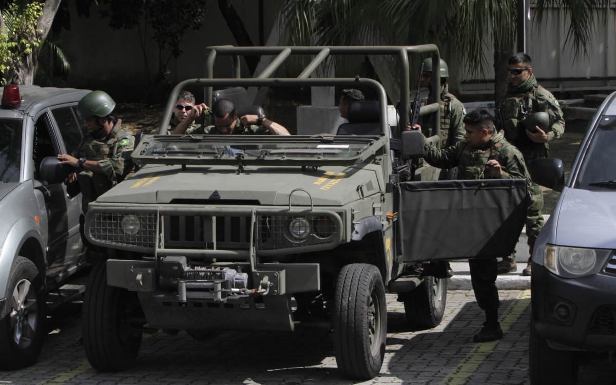 Operação da Polícia Civil e Fuzileiros Navais, na favela do Castelar, em Belford Roxo. - Marcos Porto/Agencia O Dia