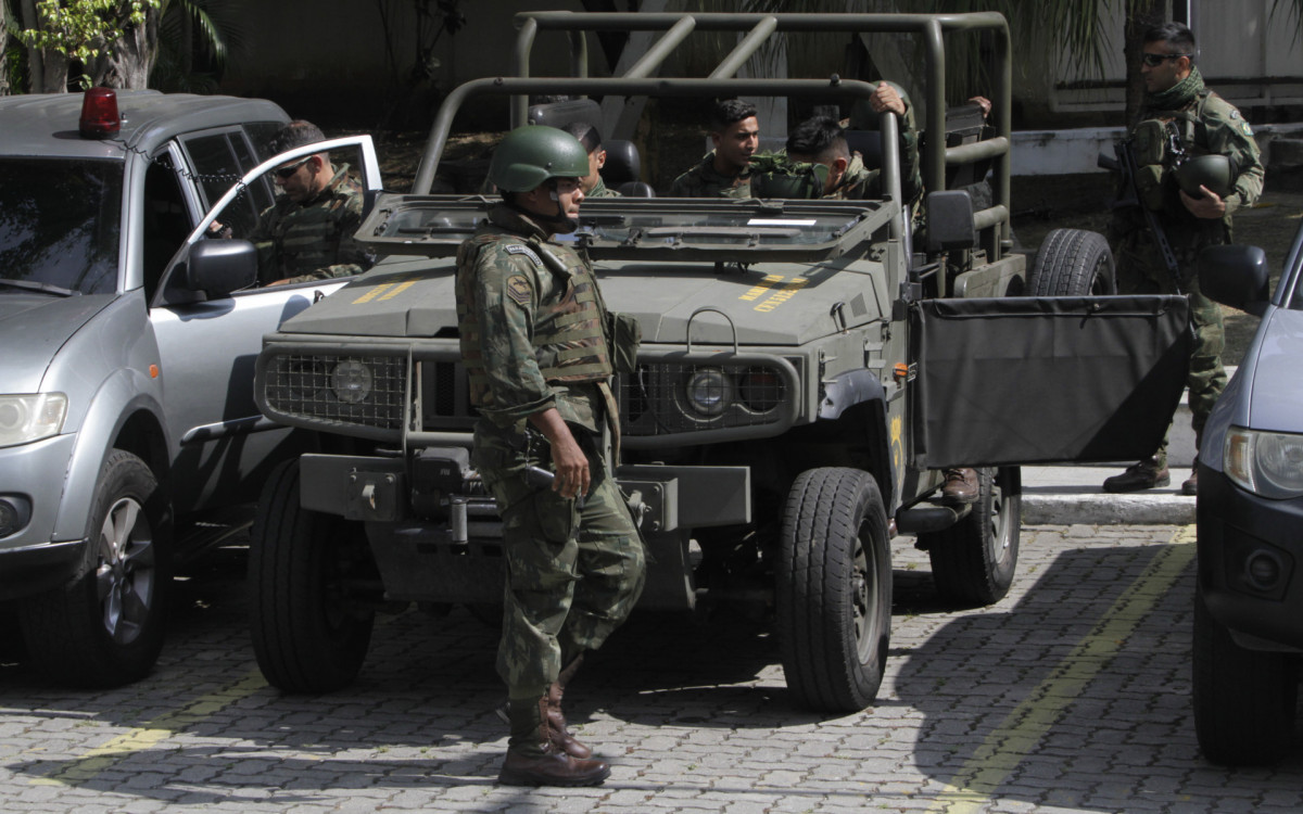Opera&ccedil;&atilde;o da Pol&iacute;cia Civil e Fuzileiros Navais, na favela do Castelar, em Belford Roxo.