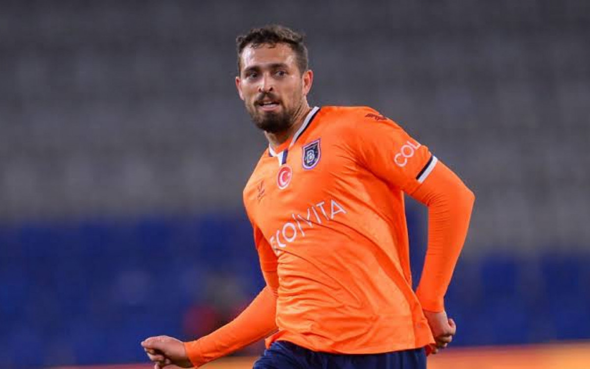 L&eacute;o Duarte em a&ccedil;&atilde;o pelo Istambul Basaksehir, da Turquia