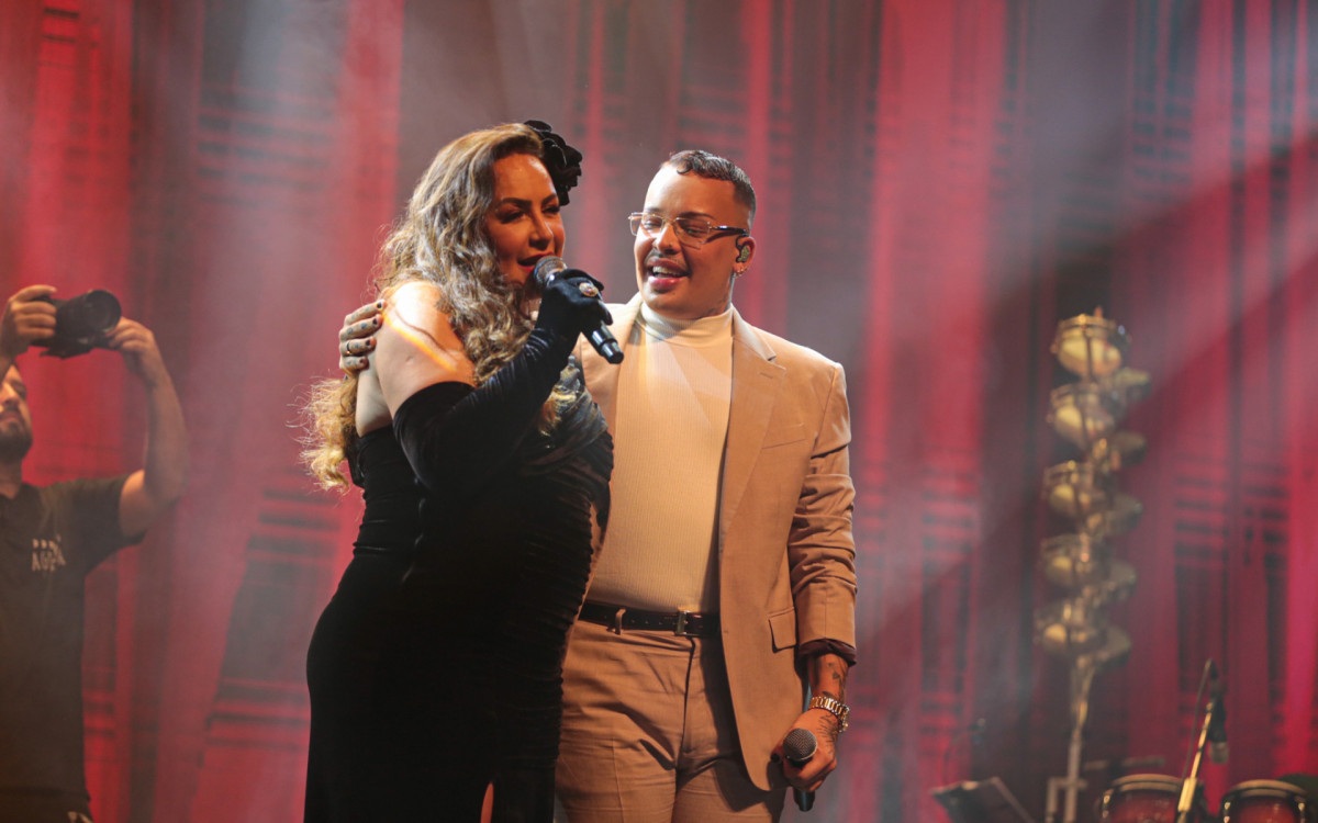 Daniel Garcia, a Gloria Groove, faz participação no show da mãe, Gina Garcia, em homenagem a Gal Costa