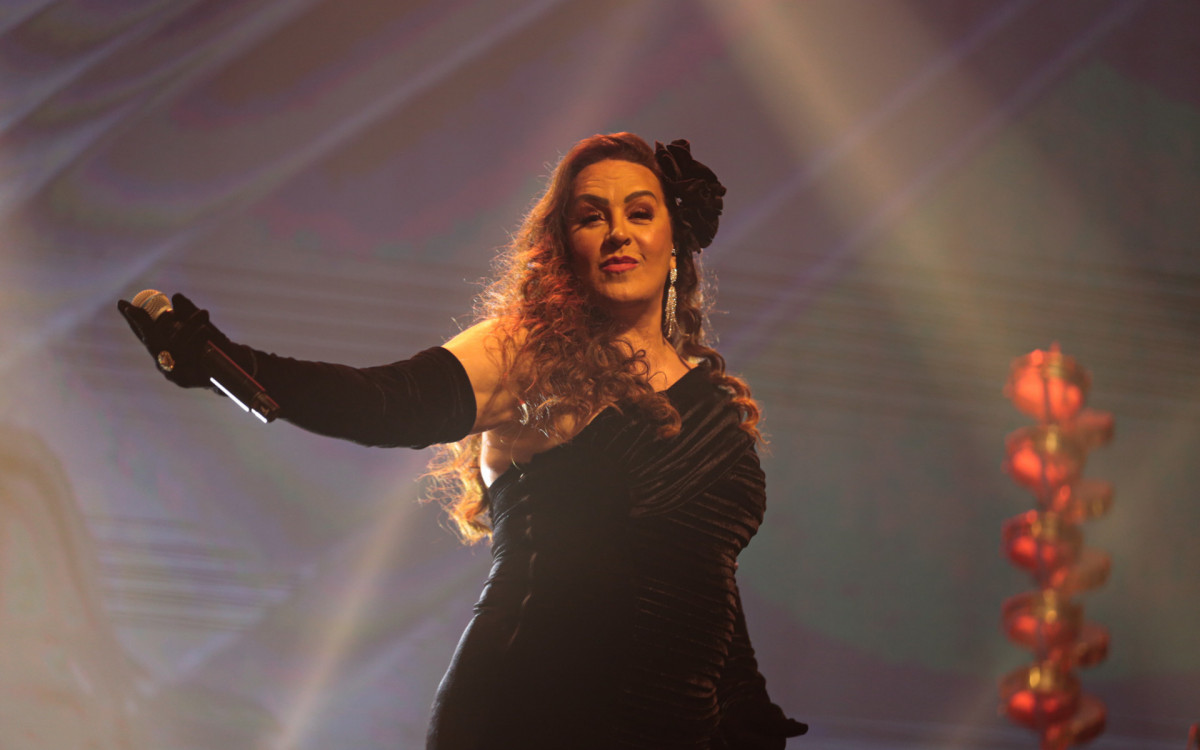 Daniel Garcia, a Gloria Groove, faz participação no show da mãe, Gina Garcia, em homenagem a Gal Costa