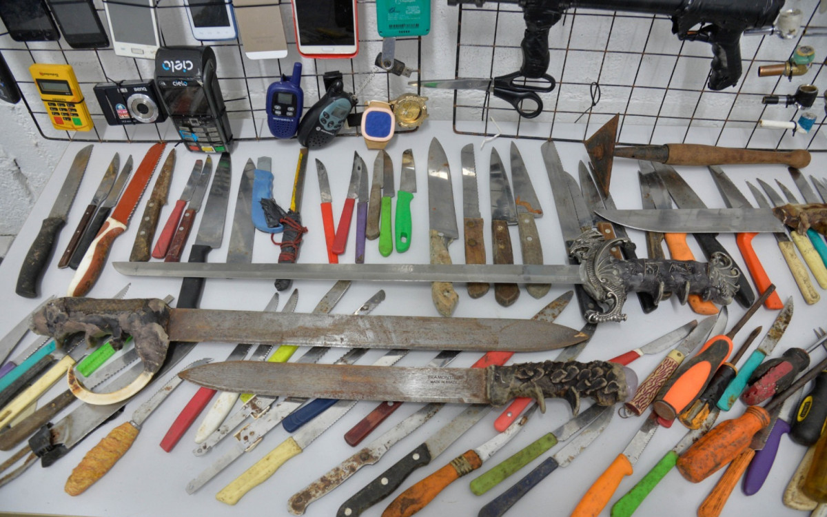 Agentes da prefeitura apreenderam 2.292 itens, sendo 328 facas e 337 objetos perfurocortante, incluindo espadas