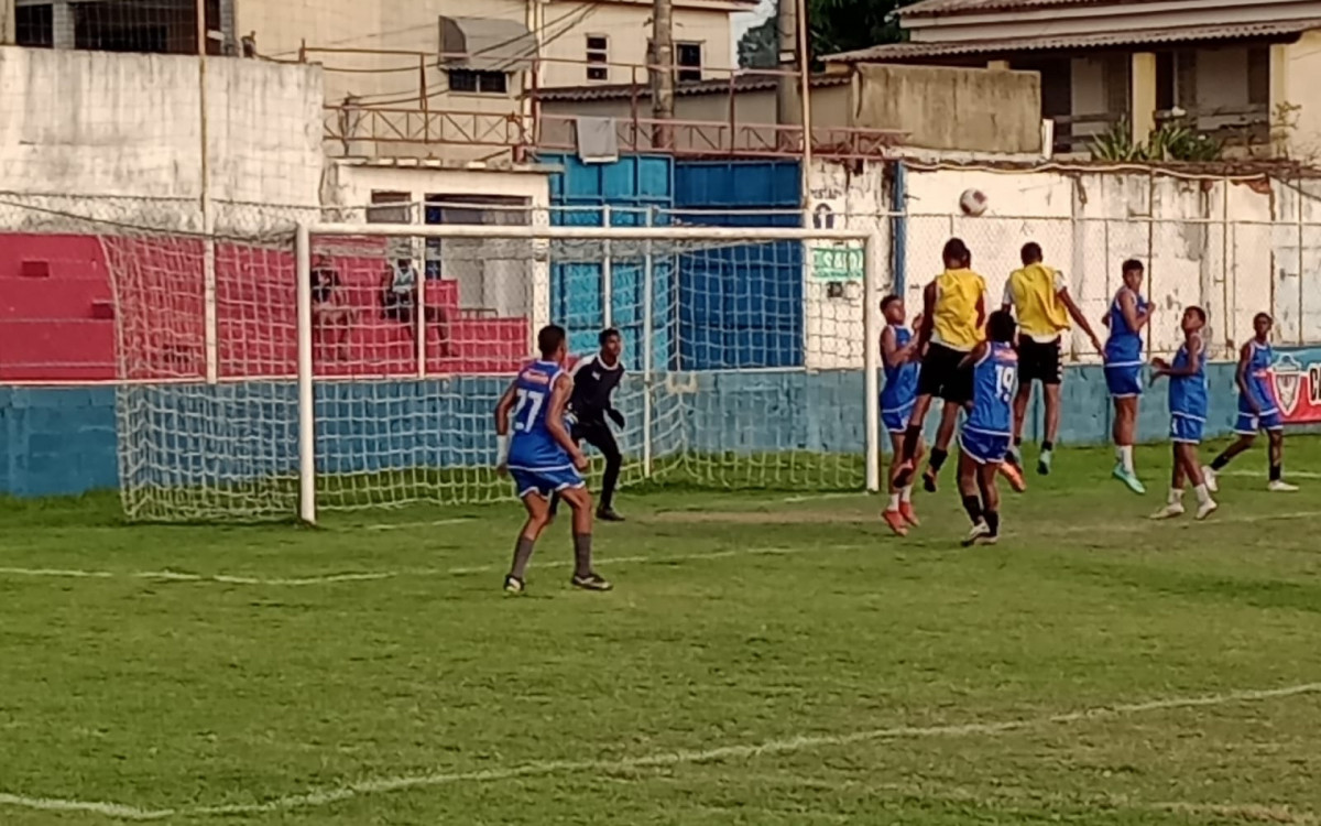 Os treinamentos dos jovens jogadores est&atilde;o sendo intensos no Est&aacute;dio N&eacute;lio Gomes