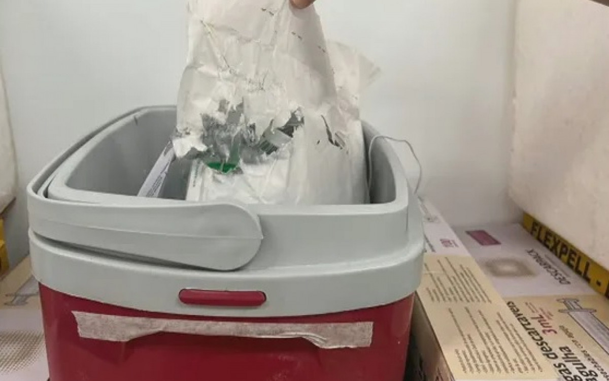 Vidros, paredes, objetos e equipamentos da Clínica da Família Joãosinho Trinta atingidos durante troca de tiros