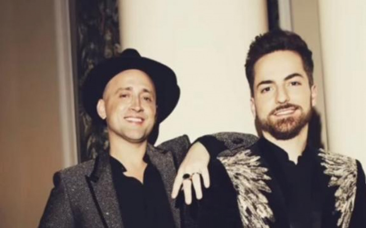 Dois anos ap&oacute;s a morte de Paulo Gustavo, Thales Bretas, vi&uacute;vo do humorista, publicou uma sequ&ecirc;ncia de fotos e um texto emocionante em seu Instagram nesta quinta-feira (4): - Reprodu&ccedil;&atilde;o Instagram