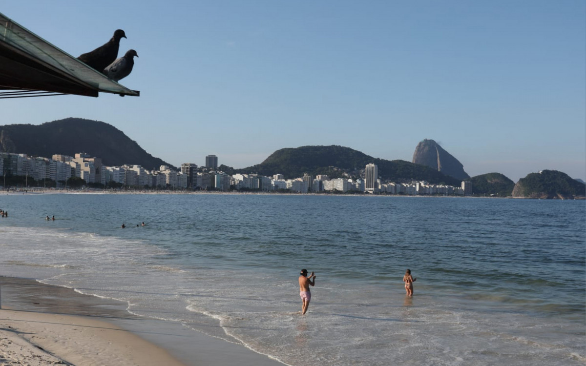 Cariocas aproveitam dia ensolarado na Praia de Copacabana, Zona Sul do Rio