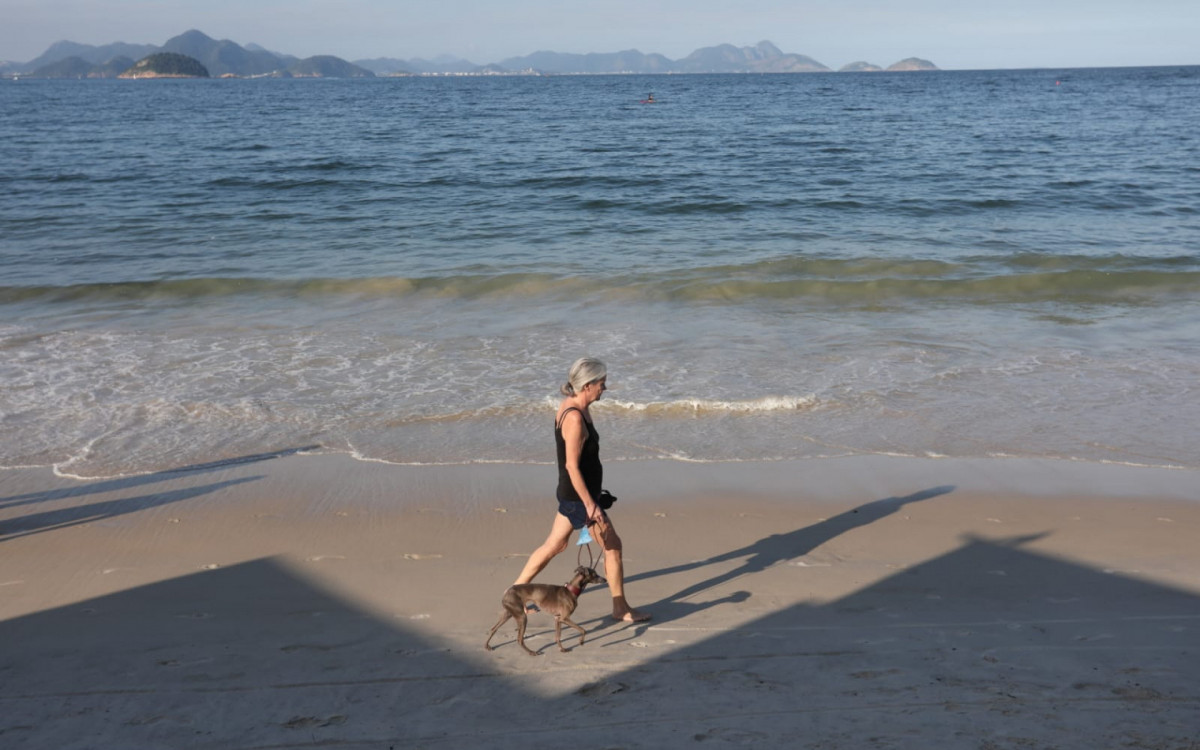 Cariocas aproveitam dia ensolarado na Praia de Copacabana, Zona Sul do Rio