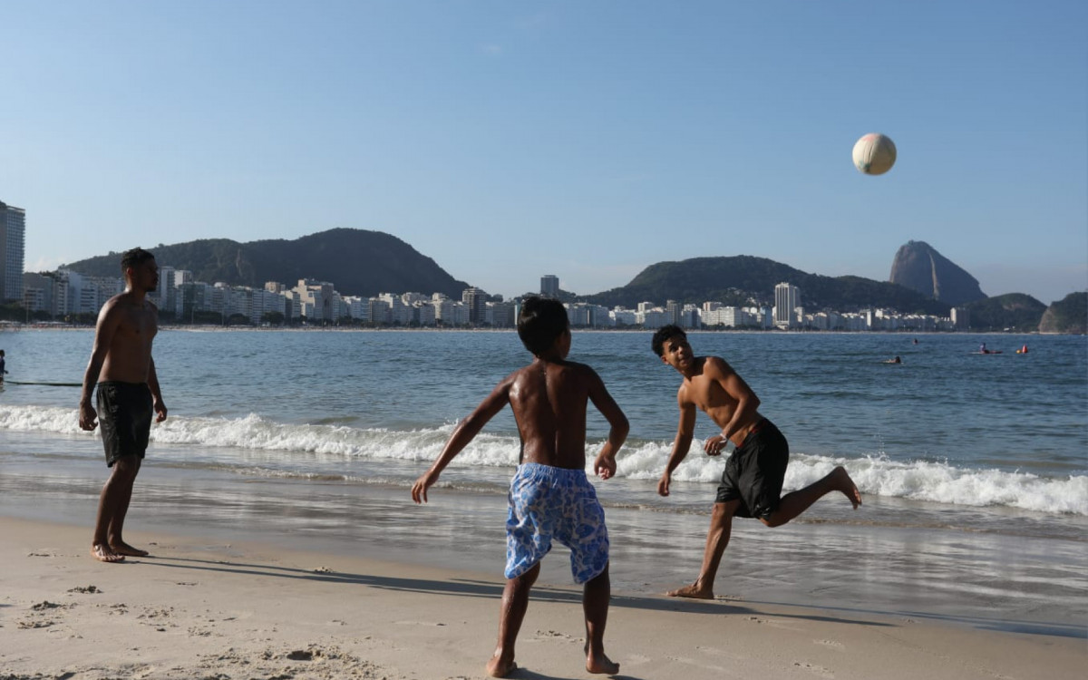 Cariocas aproveitam dia ensolarado na Praia de Copacabana, Zona Sul do Rio