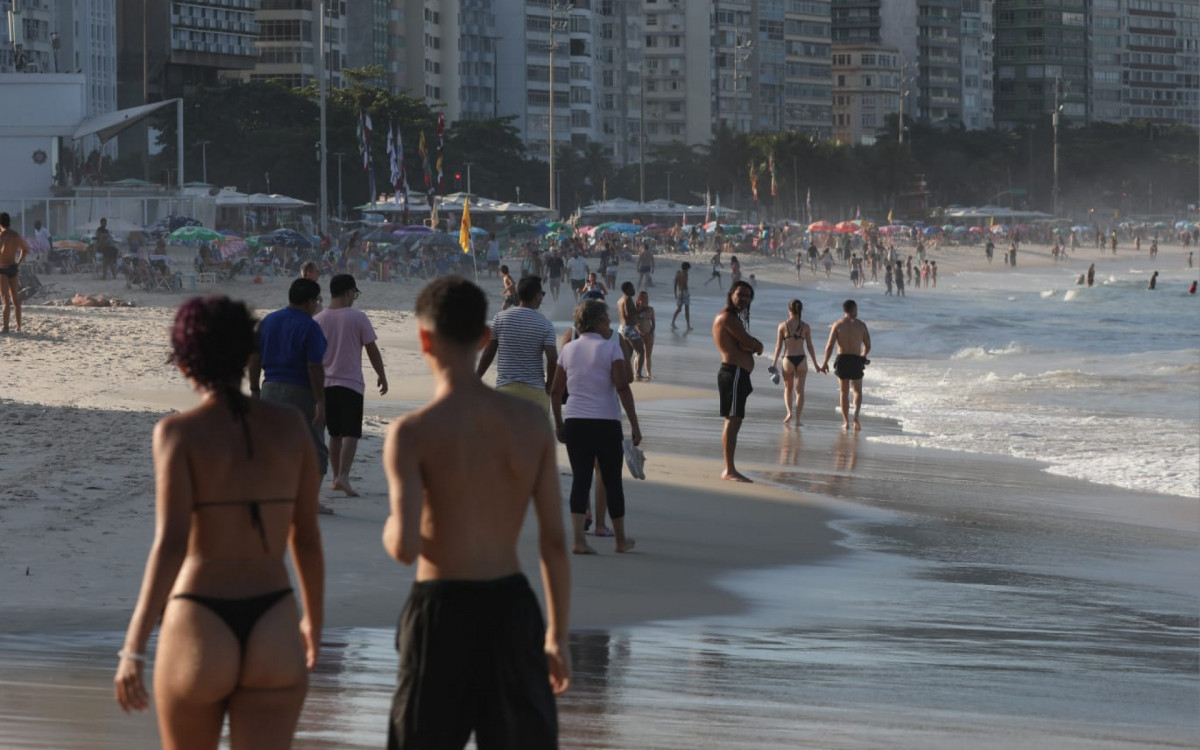 Cariocas aproveitam dia ensolarado na Praia de Copacabana, Zona Sul do Rio