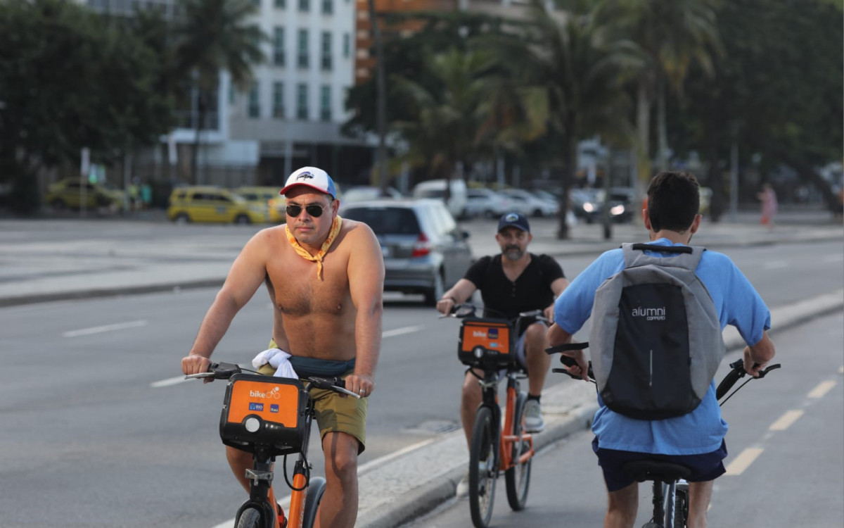 Cariocas aproveitam dia ensolarado na Praia de Copacabana, Zona Sul do Rio