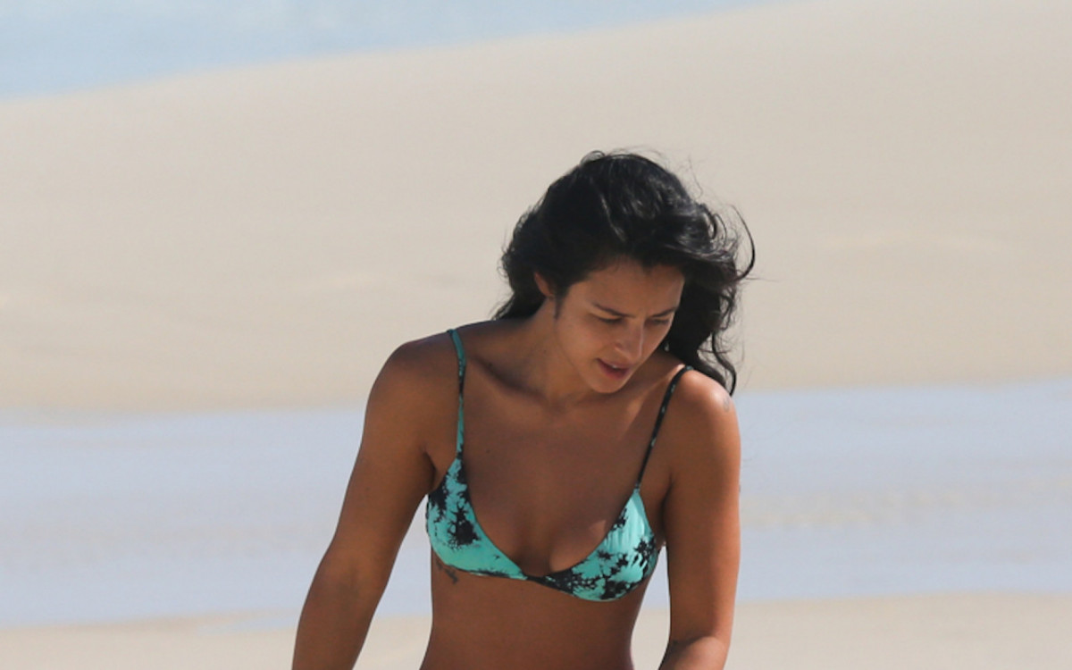 Yanna Lavigne curte dia de sol na Barra da Tijuca