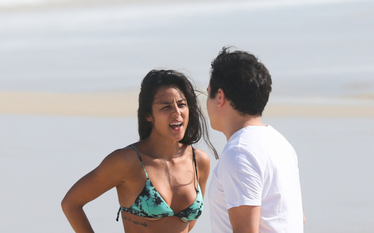 Yanna Lavigne curte dia de sol na Barra da Tijuca